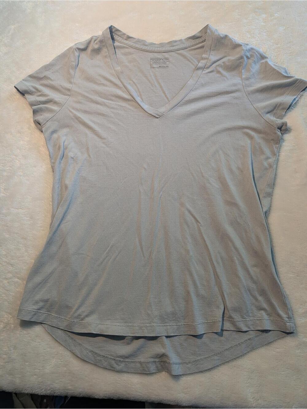 Patagonia Light Gray V-Neck T-Shirt Size Small